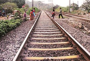 Thee people dead bodies found on railway track