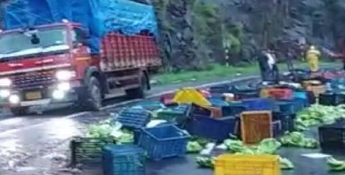 Fatal accident of truck and Eicher in Kasara ghat, truck driver dies