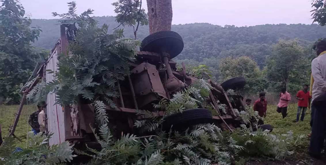 Three people died on the spot and 18 were seriously injured in a terrible accident in Melghat when a pickup truck collided with a tree