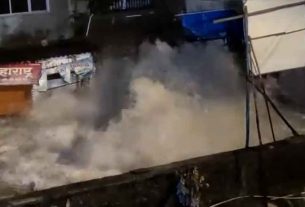 Mumbai Ghatkopar Water Pipe Line Burst Viral Video