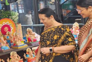 Deputy Chairman Dr. Neelam Gorhe Meet Ganesh sale stall in London