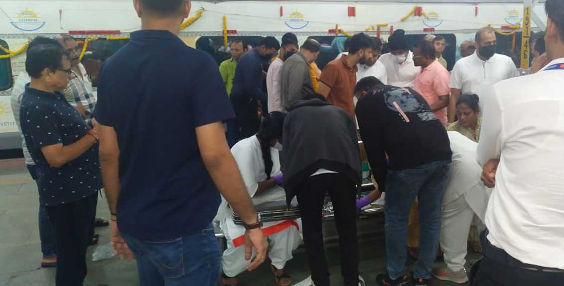 Pune : over 40 passengers suffered from food poisoning onboard bharat gaurav express