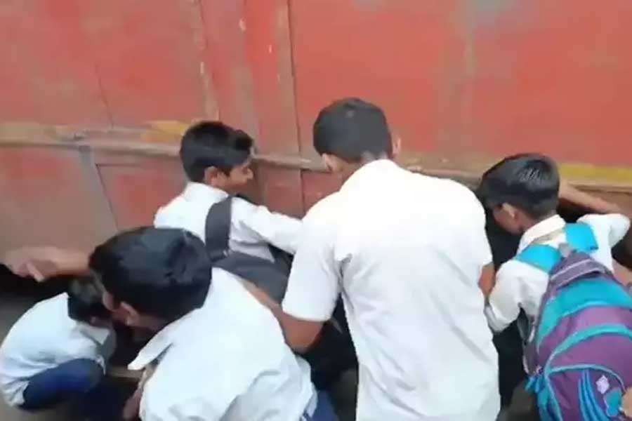 Nandurbar News School Students Struggle To Catch St Bus One Student Foot Under The Bus Wheel While Running