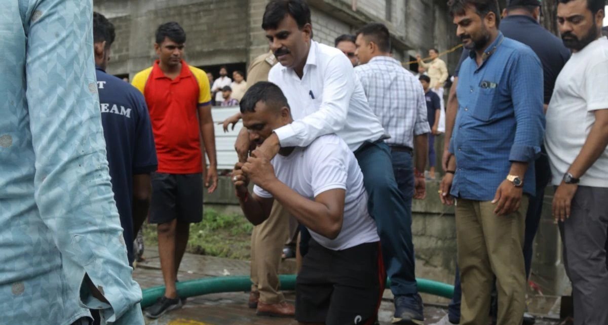 deputy mayor climbed on officers shoulder so that his feet do not get dirty in mud
