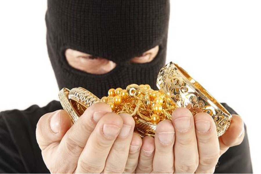 pune jewelery worth stolen from house worker incident of pashan