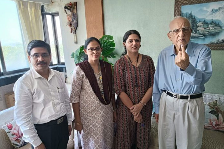 Home voting of 1922 senior citizens and 187 disabled voters above 85 years of age in Mumbai city district