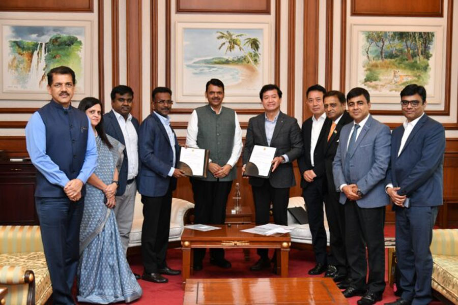 Hysung Corporation and Maharashtra government officials signing a ₹1,740 crore investment agreement to expand advanced materials production in Nagpur, creating 400 local jobs.