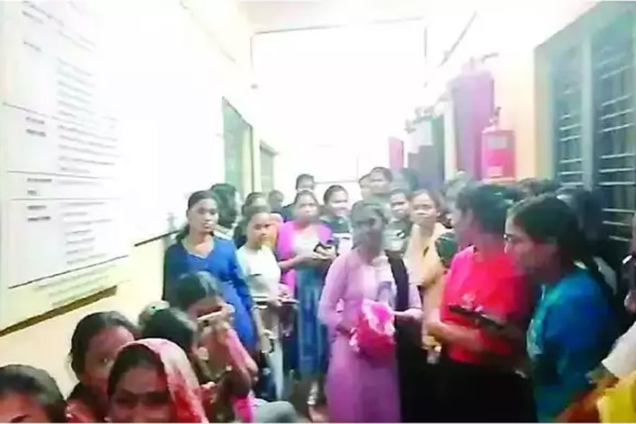 Adiwasi students locked inside the hostel in Yavatmal, demanding an increase in their living allowance amidst rising inflation