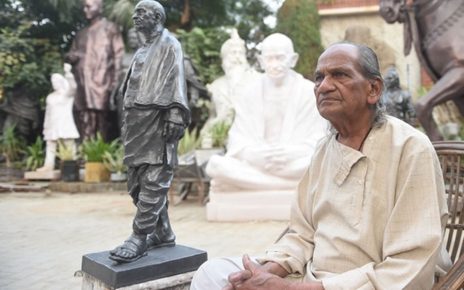 Veteran sculptor Ram Sutar receiving the Maharashtra Bhushan Award 2024 for his exceptional contributions to the field of sculpture and art