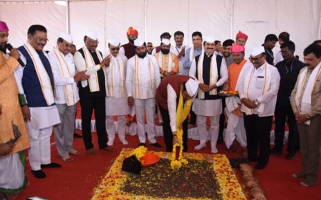 The Chief Minister laid the foundation stone of Punyashloka Ahilyadevi Holkar Cooperative Spinning Mill and Chaundi to Nimgaon Daku Road