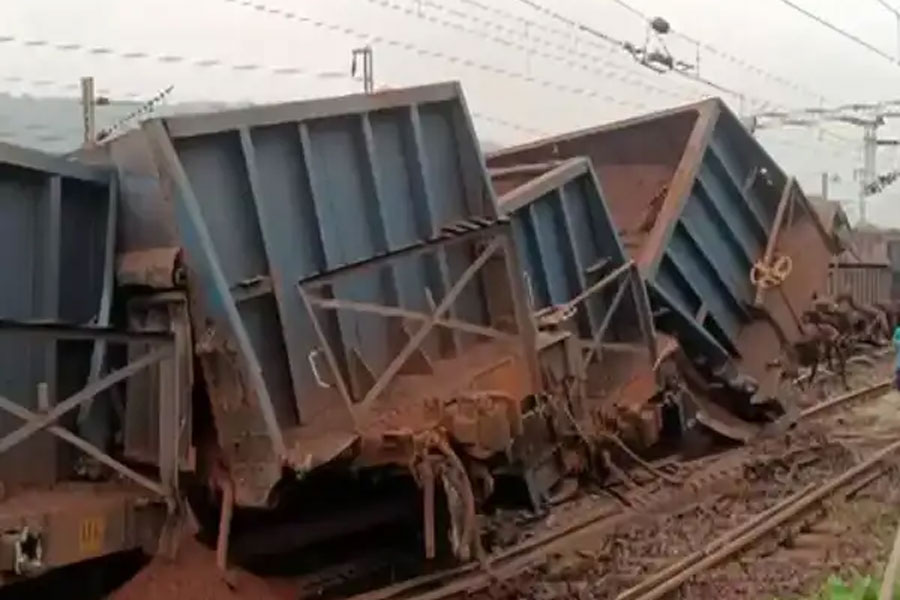 goods train derail in Jharkhand; major impact on railway services