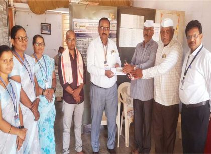Dr Somnath Gite donating award money to school in Shibalapur