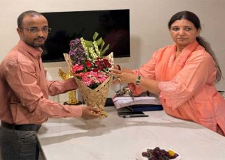 Dr. Somnath Gite being felicitated by Maharashtra Minister Madhuri Misal for his contribution to de-addiction awareness and social work in Maharashtra