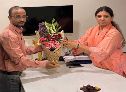 Dr. Somnath Gite being felicitated by Maharashtra Minister Madhuri Misal for his contribution to de-addiction awareness and social work in Maharashtra