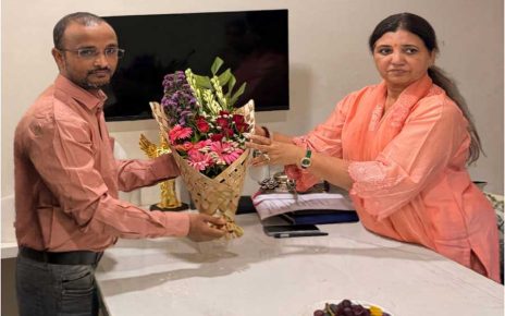 Dr. Somnath Gite being felicitated by Maharashtra Minister Madhuri Misal for his contribution to de-addiction awareness and social work in Maharashtra