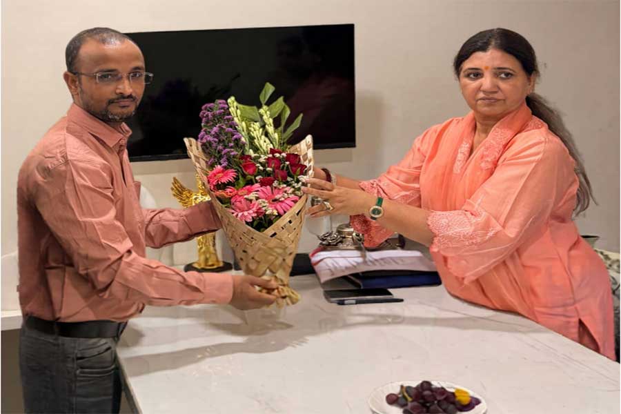 Dr. Somnath Gite being felicitated by Maharashtra Minister Madhuri Misal for his contribution to de-addiction awareness and social work in Maharashtra
