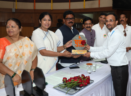 Dr. Somnath Gite honoured by Pune Municipal Corporation for his contribution to de-addiction awareness and social work.
