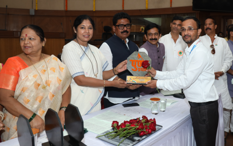 Dr. Somnath Gite honoured by Pune Municipal Corporation for his contribution to de-addiction awareness and social work.