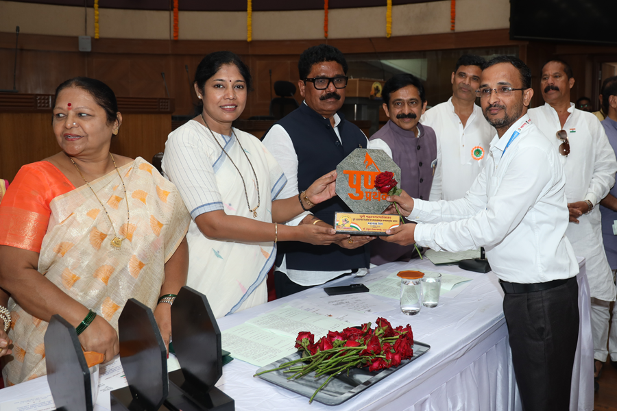 Dr. Somnath Gite honoured by Pune Municipal Corporation for his contribution to de-addiction awareness and social work.